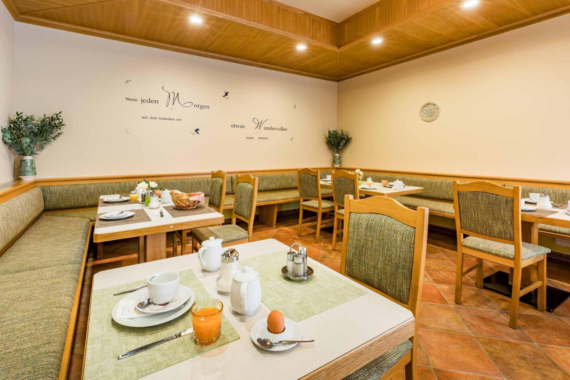 Hotel Garni Steinfeld وينر نويشتاد المظهر الخارجي الصورة