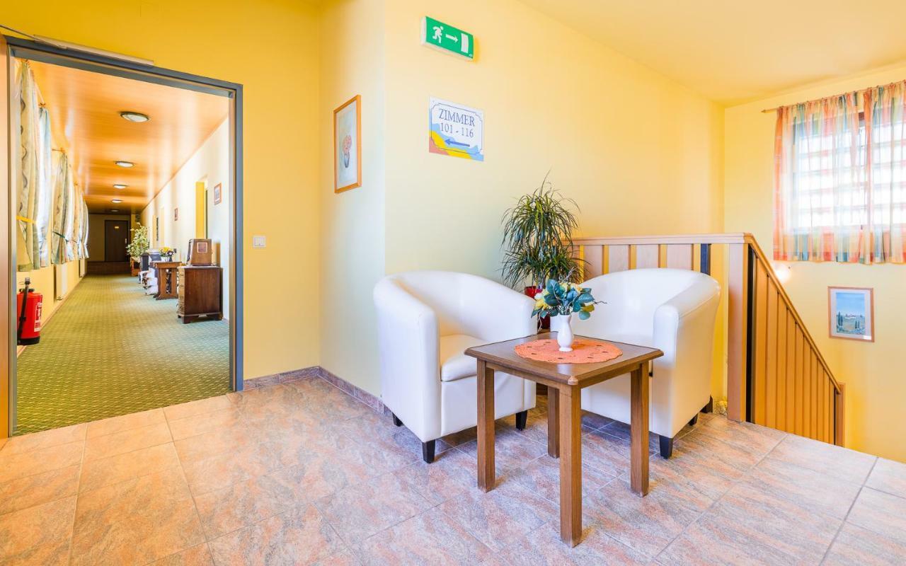 Hotel Garni Steinfeld وينر نويشتاد المظهر الخارجي الصورة