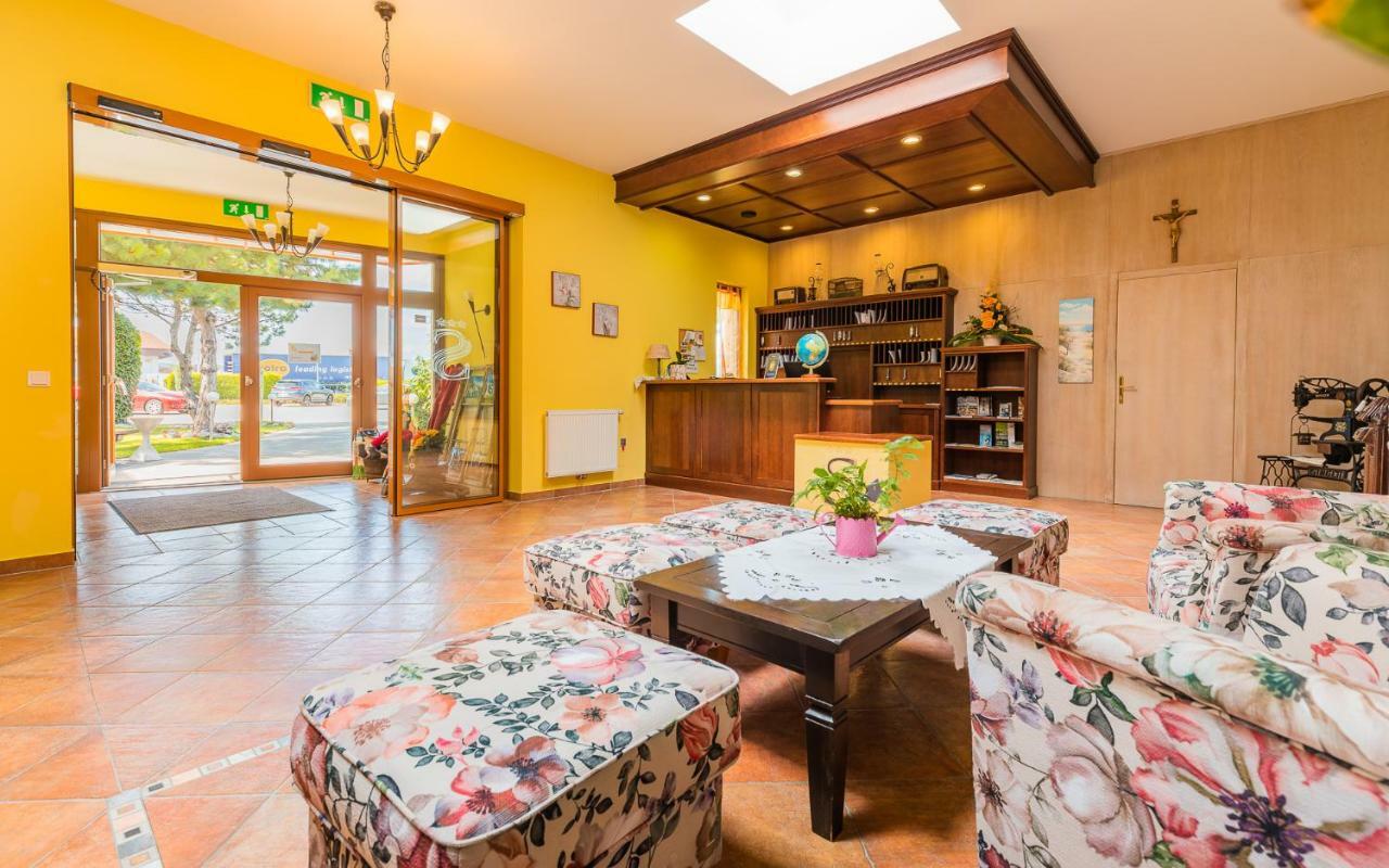 Hotel Garni Steinfeld وينر نويشتاد المظهر الخارجي الصورة