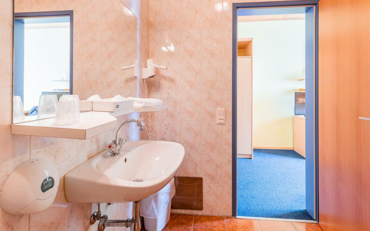Hotel Garni Steinfeld وينر نويشتاد المظهر الخارجي الصورة