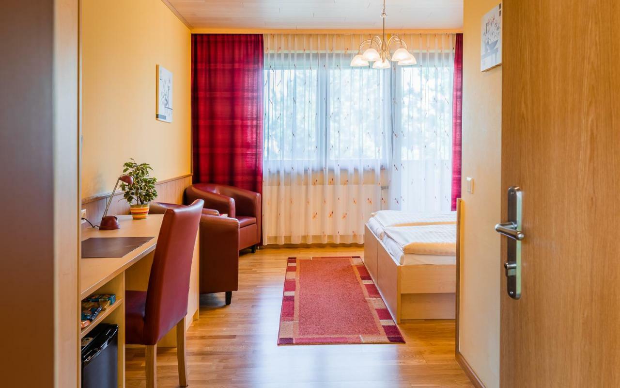 Hotel Garni Steinfeld وينر نويشتاد المظهر الخارجي الصورة