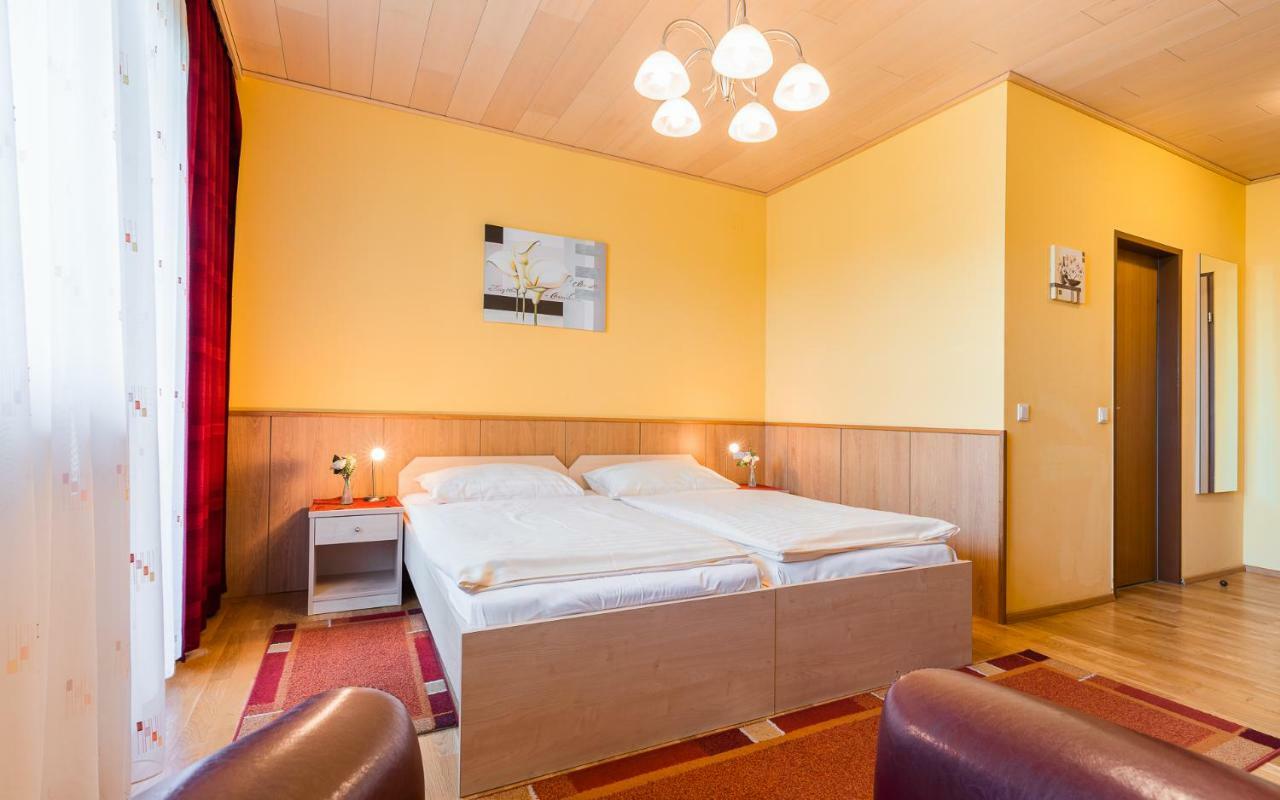 Hotel Garni Steinfeld وينر نويشتاد المظهر الخارجي الصورة